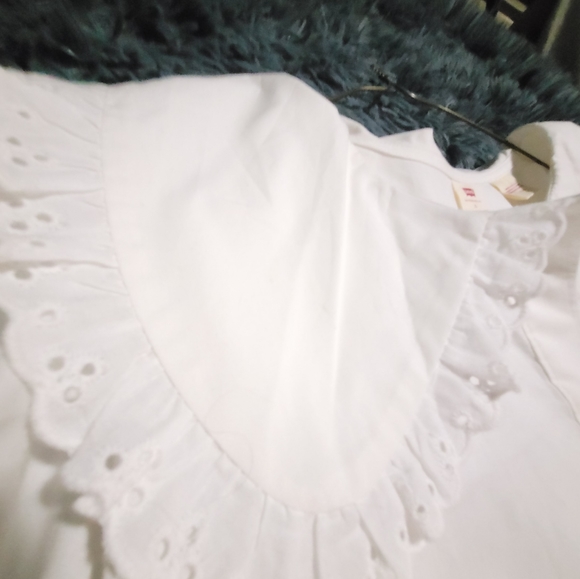 Puffy white blouse with Peter pan collar. - Picture 3 of 3